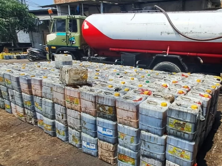Jual minyak jelantah ke pengepul resmi CUREAHH dengan harga tinggi dan layanan jemput gratis Jabodetabek